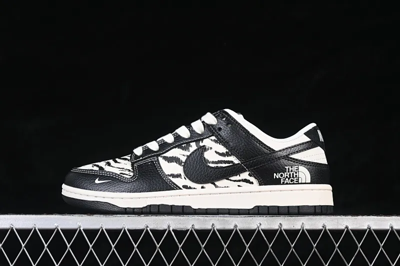 All categories Nk SB Dunk Series Nk SB Dunk Low High-end customized low-top sneakers Nike SB Dunk Low North Face co-branded Snow Mountain Beige and Black High-end customized low-top casual sneakers QW5836-028